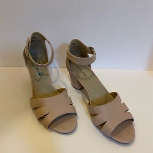 White Mt. heeled shoe. Light pink. Womens size 10W